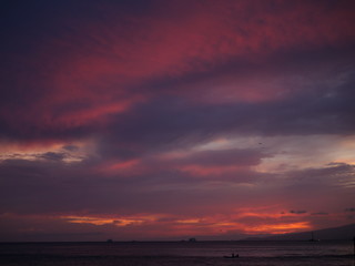 Obraz premium sunset colorful sky view from waikiki beach hawaii