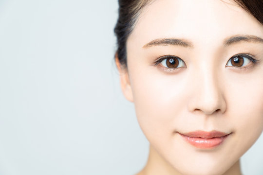 女性の目