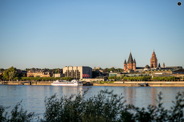 Fototapeta na wymiar Der Rhein bei Mainz im Sommer