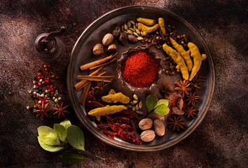 Foto op Plexiglas Indiase specerijen en kruiden op een donkere betonnen ondergrond © Rozmarina