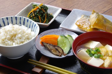 麦ごはんの食卓　Table of barley rice