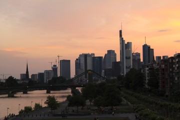 Fototapeta na wymiar Abendrot über Frankfurt; Blick von Osten über Main und Stadt
