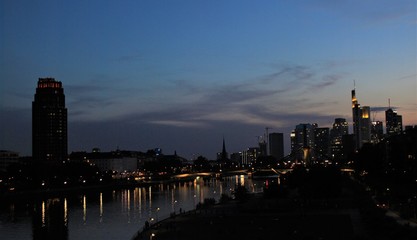 Fototapeta na wymiar Frankfurt bei Nacht; Blick von Osten auf Main und Skyline