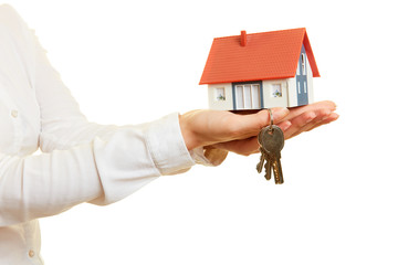 Haus mit Schlüssel auf Hand als Hausbau oder Hauskauf Konzept