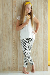 Fototapeta premium Child with ice cream 