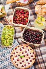 photo outdoor picnic picnic, nature in the garden, pastry, cake, basket, fruit, close-up