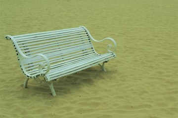 скамейка на пляже