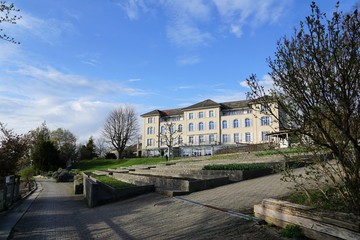 Fototapeta premium epilepsie zentrum in zürich in Frühjahr