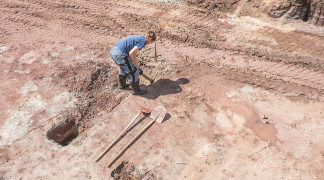 Mann hebt Fundamente aus