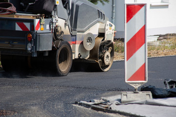 Fototapeta premium Baustelle: Warnbarke und Straßenwalze
