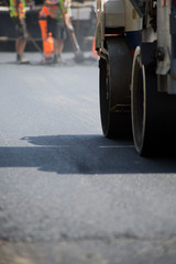 Baustelle: Bauarbeiter und Straßenwalze 