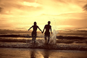 silhouette in love sunset sea / newlyweds in honeymoon at sea, vacation luck summer sea beach, silhouette couple at sunset