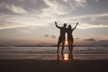 silhouette in love sunset sea / newlyweds in honeymoon at sea, vacation luck summer sea beach, silhouette couple at sunset