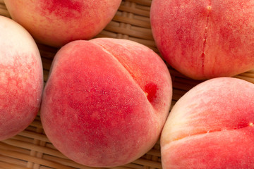 熟したピンク色の桃