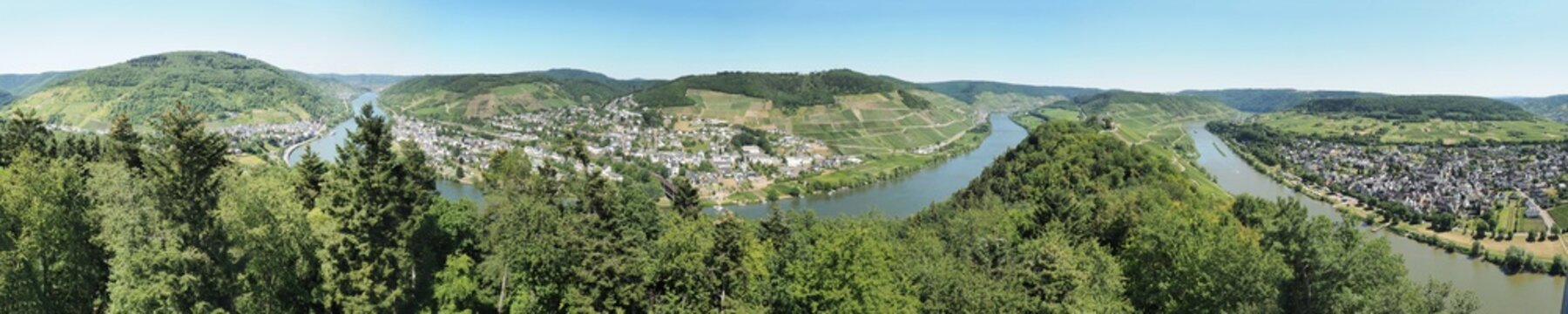 Rundumblick vom Prinzenkopfturm &ndash; mit Bullay, Zell, Briedel und P&uuml;nderich an den Moselschleifen
