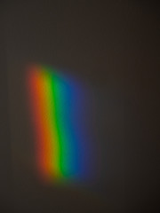 Spektralfarben auf einer Mauer