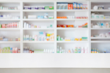 Apotheken-Drogerie-Thekentisch mit unscharfem abstraktem Hintergrund mit Arzneimitteln und Gesundheitsprodukten in den Regalen