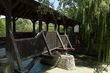 Holzbrücke über den Eisack beim Kloster Neustift in Südtirol