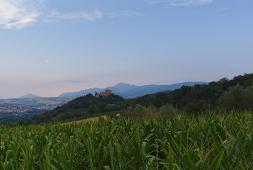 Montagne colline valli e castelli nelle Marche