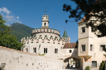 Fototapeta na wymiar Engelsburg des Klosters Neustift in Südtirol.