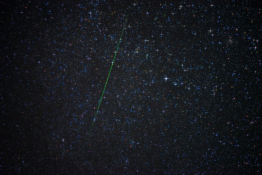 Gr&uuml;ner Meteor vor Sternenhimmel