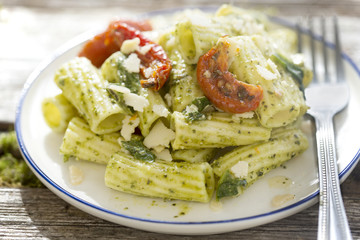 Pesto Pasta Salad with Sundried Tomatoes 