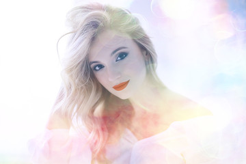 Fototapeta premium dziewczyna z lato makijaż na niewyraźne białe tło z różowym bokeh / piękny jasny makijaż, profesjonalny model glamour