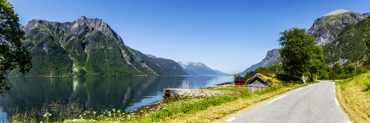 Fototapeta na wymiar Straße am Fjord