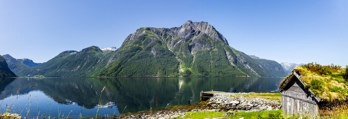 Alte hütte am Fjord