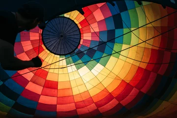 Rolgordijnen Abstracte achtergrond, weergave in kleurrijke hete luchtballon © DedMityay