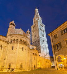 Fototapeta na wymiar Modena - The Duomo (Cattedrale Metropolitana di Santa Maria Assunta e San Geminiano) at dusk.