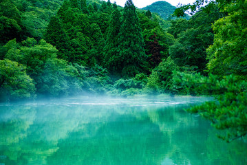 静寂の朝・深山の沼に霞