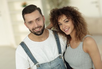 Obraz premium Happy young people standing in a new house