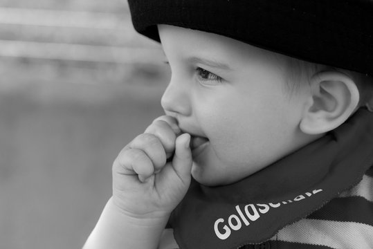 Seiten Portrait von einem kleine jungen Kind - Knaben der Spa&szlig; hat