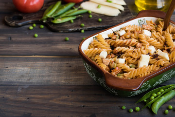 Fusilli pasta with zucchini, goat cheese and green peas