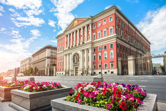 Мэрия Москвы на Тверской улице и цветы The building of the Moscow Government  and colorful flowers
