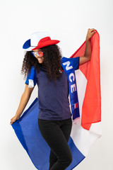 Portrait d'une jeune supportrice de l'équipe de France de football portant un chapeau , des...