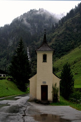 Fototapeta na wymiar kleine Kapelle am Wegesrand