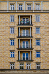 Fototapeta na wymiar Neoklassizistische Stilelemente an der Fassade eines denkmalgeschützten Wohn- und Geschäftshauses in der Berliner Karl-Marx-Allee 106 (ehemals Stalinallee Block E-Süd)