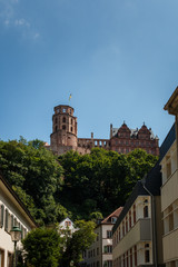 Fototapeta premium Blick auf das Schloss (Schlossruine) in Heidelberg von der Altstadt, Baden Württemberg, Deutschland