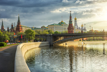 Obraz premium Вид на Московский Кремль с набережной Москвы-реки ранним утром morning Moscow city Kremlin