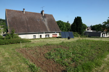 Fototapeta premium Maison et son jardin potager à la campagne française