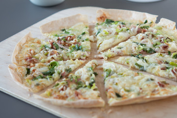 Original dünner Flammkuchen aus dem Elsass mit Zwiebeln, Speck und Sauerrahm Creme im Ofen...
