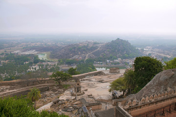 Obraz premium View of Chandragiri Hill and Shravanbelgola town from Vindhyagiri Hill, Shravanbelgola, Karnataka.