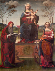 REGGIO EMILIA, Italien - 12. APRIL 2018: Das Gemälde der Madonna auf der Trone mit dem Kind und st. Hieronymus und st. Catherine in Dome von Luigi Anguissola aus dem 16. Jh. © Renáta Sedmáková