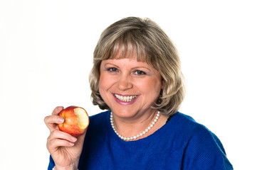 Frau isst einen Apfel