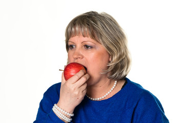 Frau isst einen Apfel