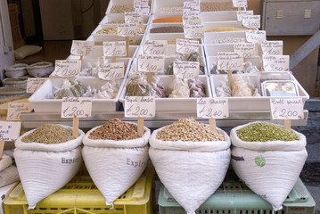 legumi secchi di tanti tipi e spezie in sacchi al mercato con cartellino del prezzo