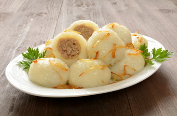 pyzy z mięsem i smażoną cebulą