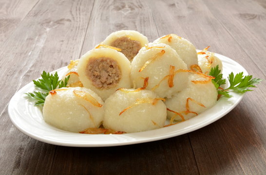 pyzy z mięsem i smażoną cebulą